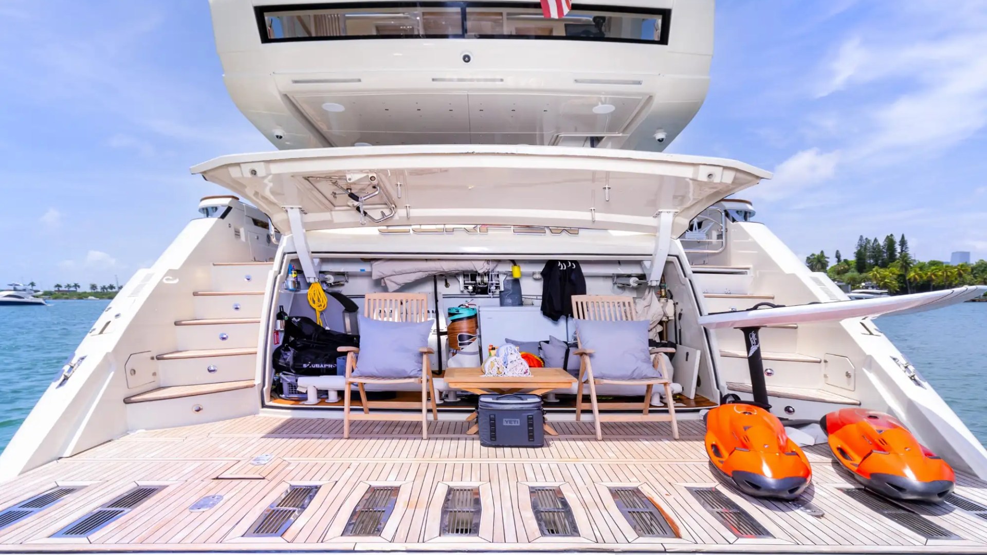 100' Dominator - Yacht Rental in Miami Beach, Florida