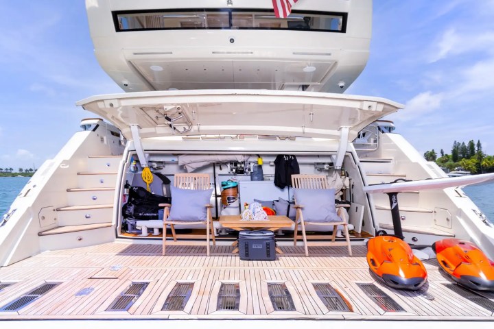 100' Dominator - Yacht Rental in Miami Beach, Florida
