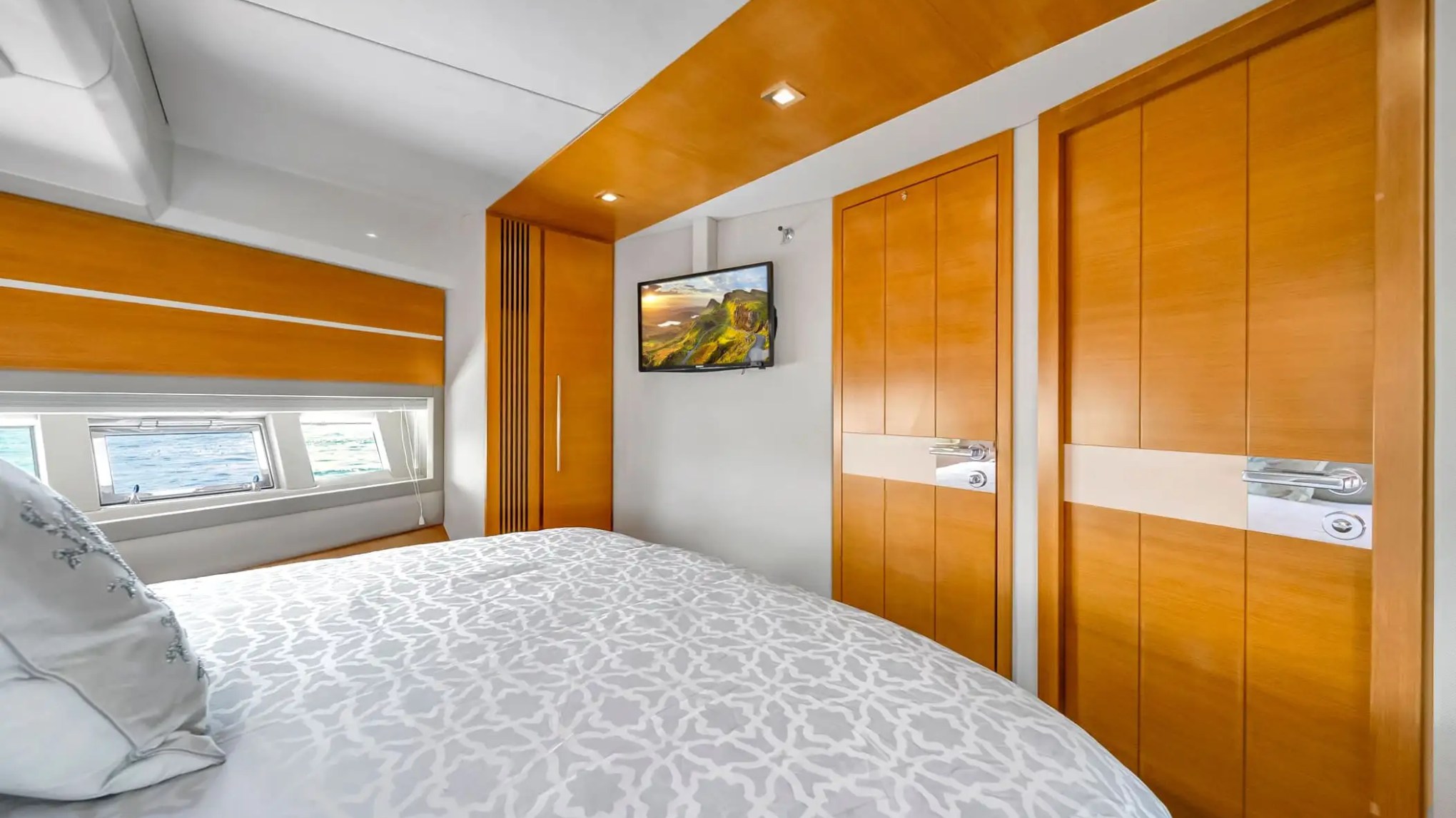 62′ Azimut yacht forward stateroom