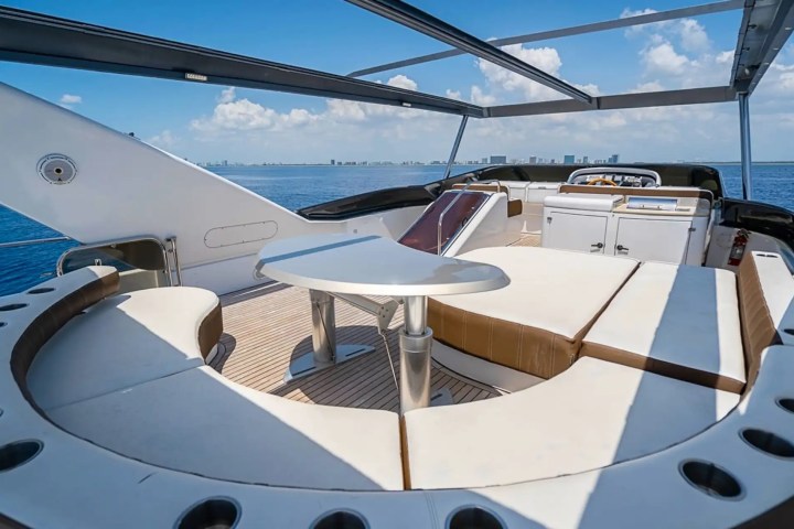 85′ Azimut bow seating area Miami – image 11