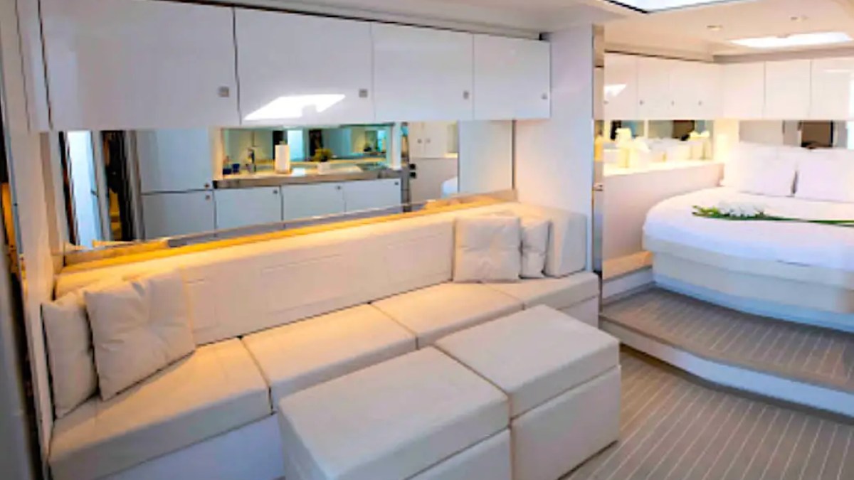 55′ VanDutch yacht forward stateroom berth