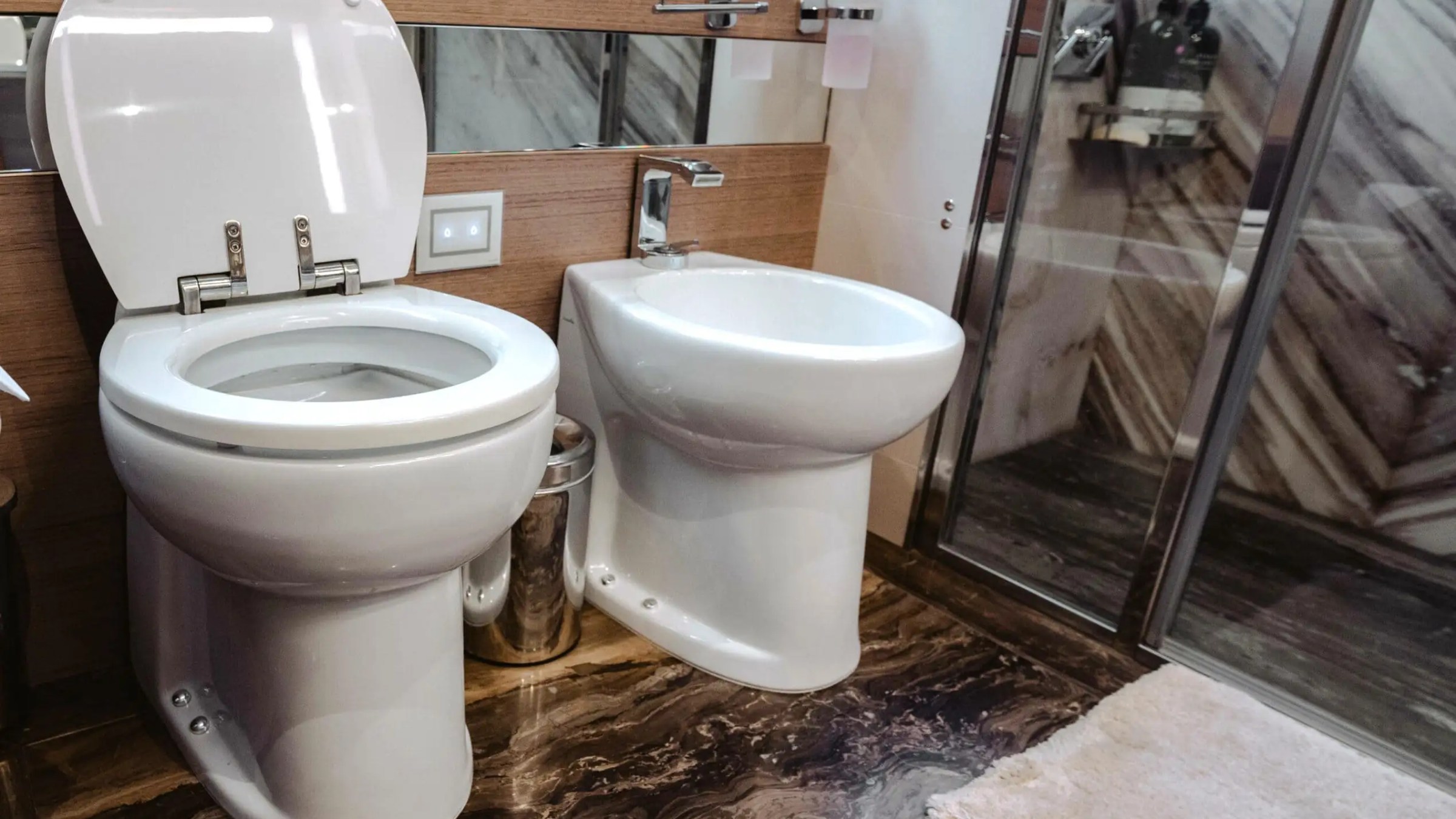 Ensuite bathroom on 95′ Custom Line Miami