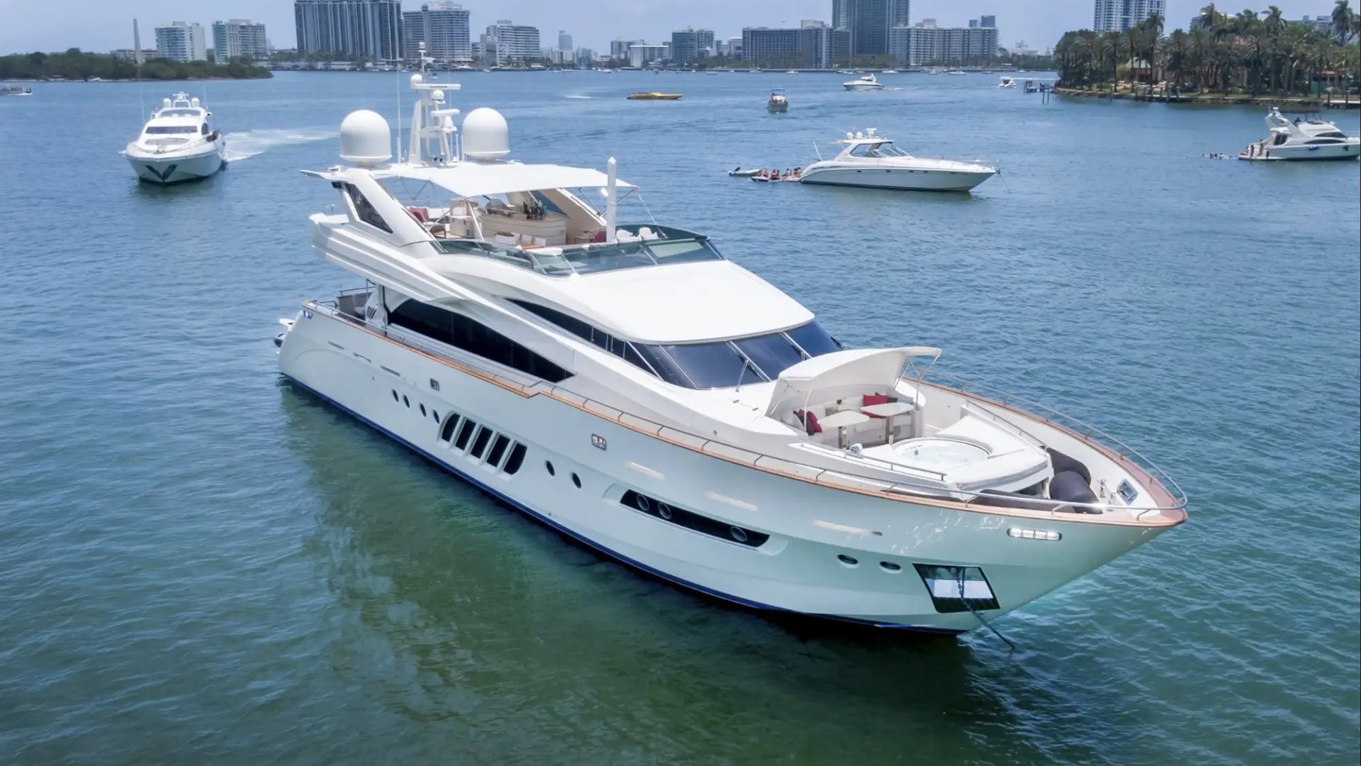 100' Dominator - Yacht Rental in Miami Beach, Florida