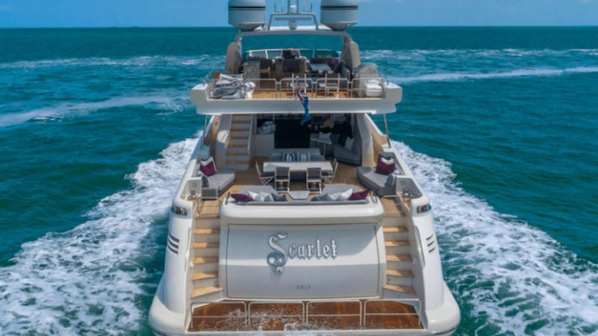 Hull profile in Miami waters on 103′ Azimut Miami