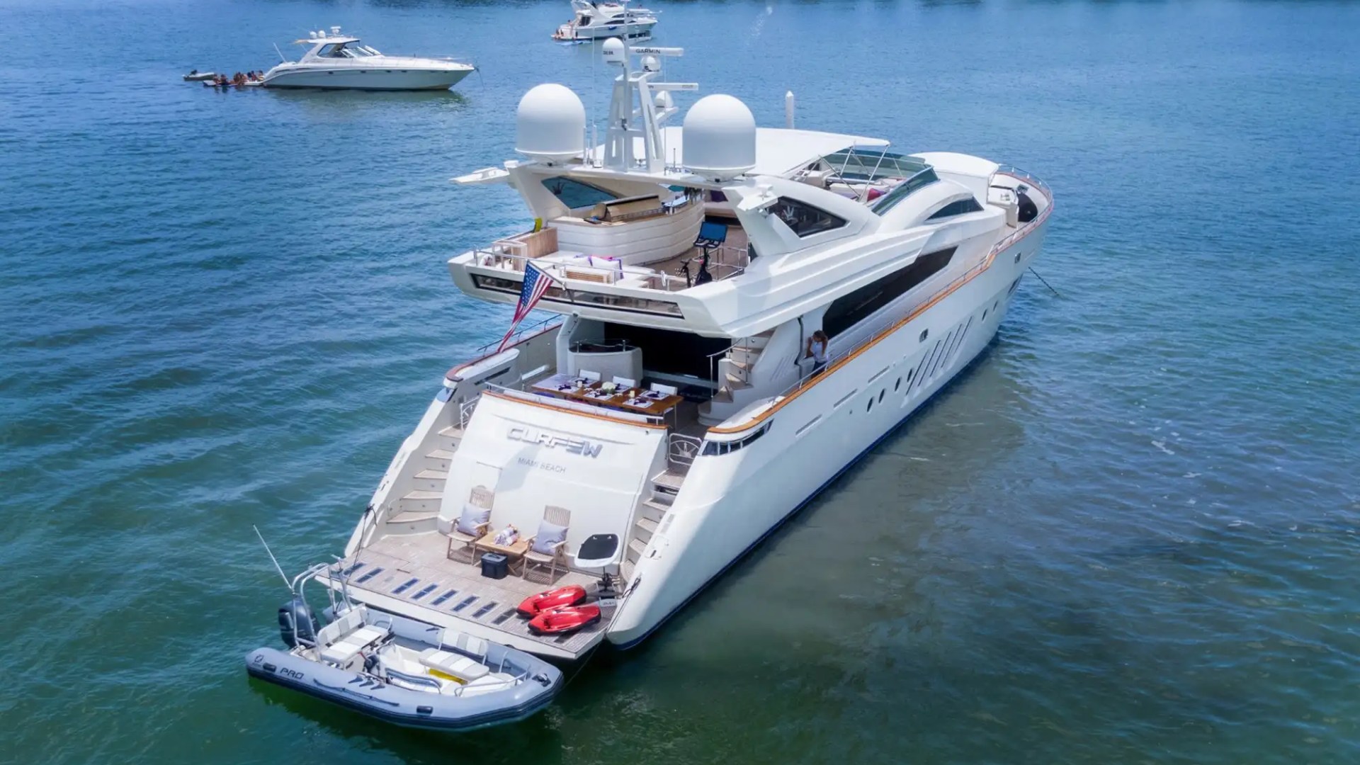100' Dominator - Yacht Rental in Miami Beach, Florida