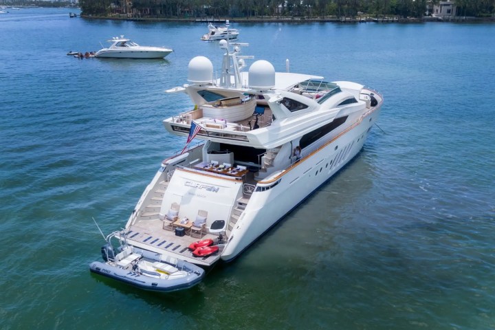 100' Dominator - Yacht Rental in Miami Beach, Florida