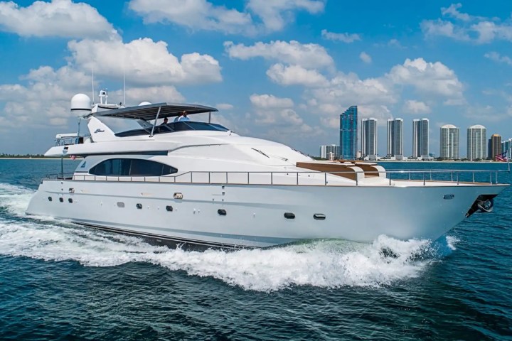 85′ Azimut lounge deck area Miami – image 13