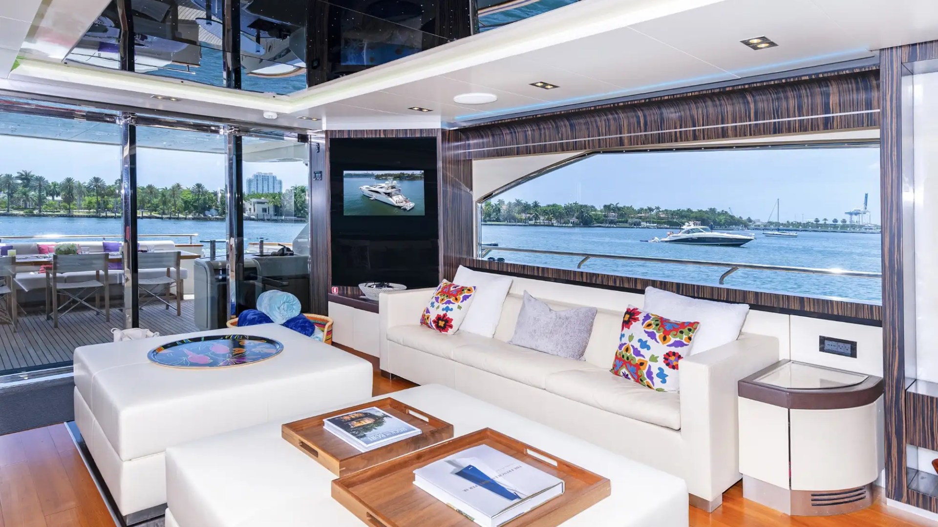 100' Dominator - Yacht Rental in Miami Beach, Florida