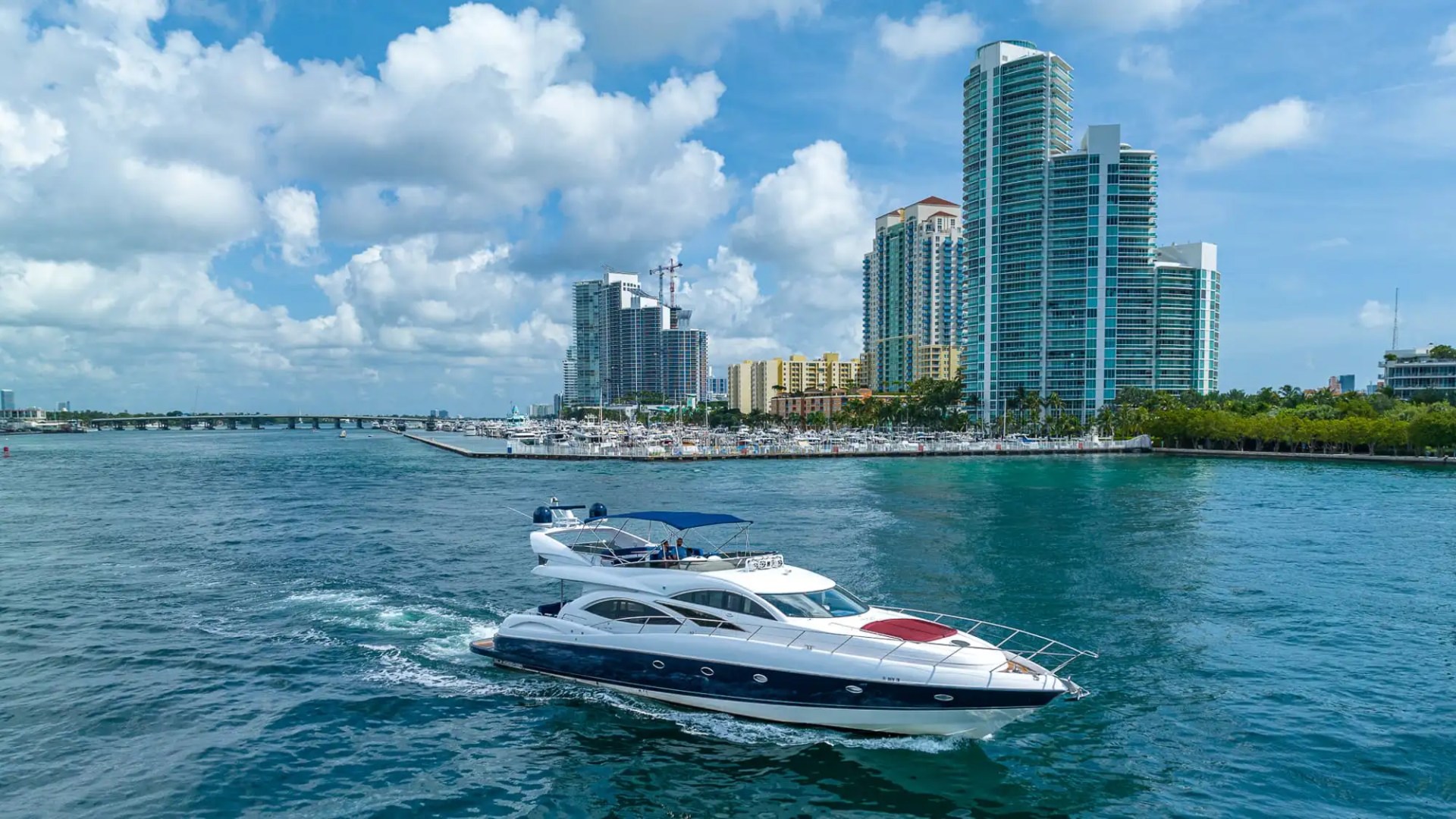 Side-deck walkway on 80′ Sunseeker Miami