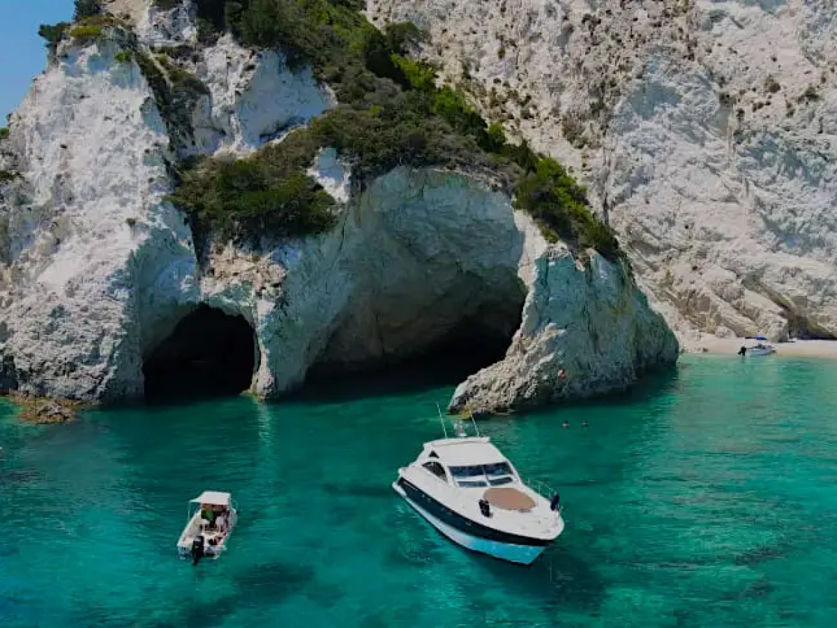 52' Fairline - Yacht Rental in Riviera Beach, Florida