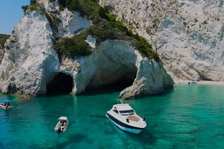 52' Fairline - Yacht Rental in Riviera Beach, Florida