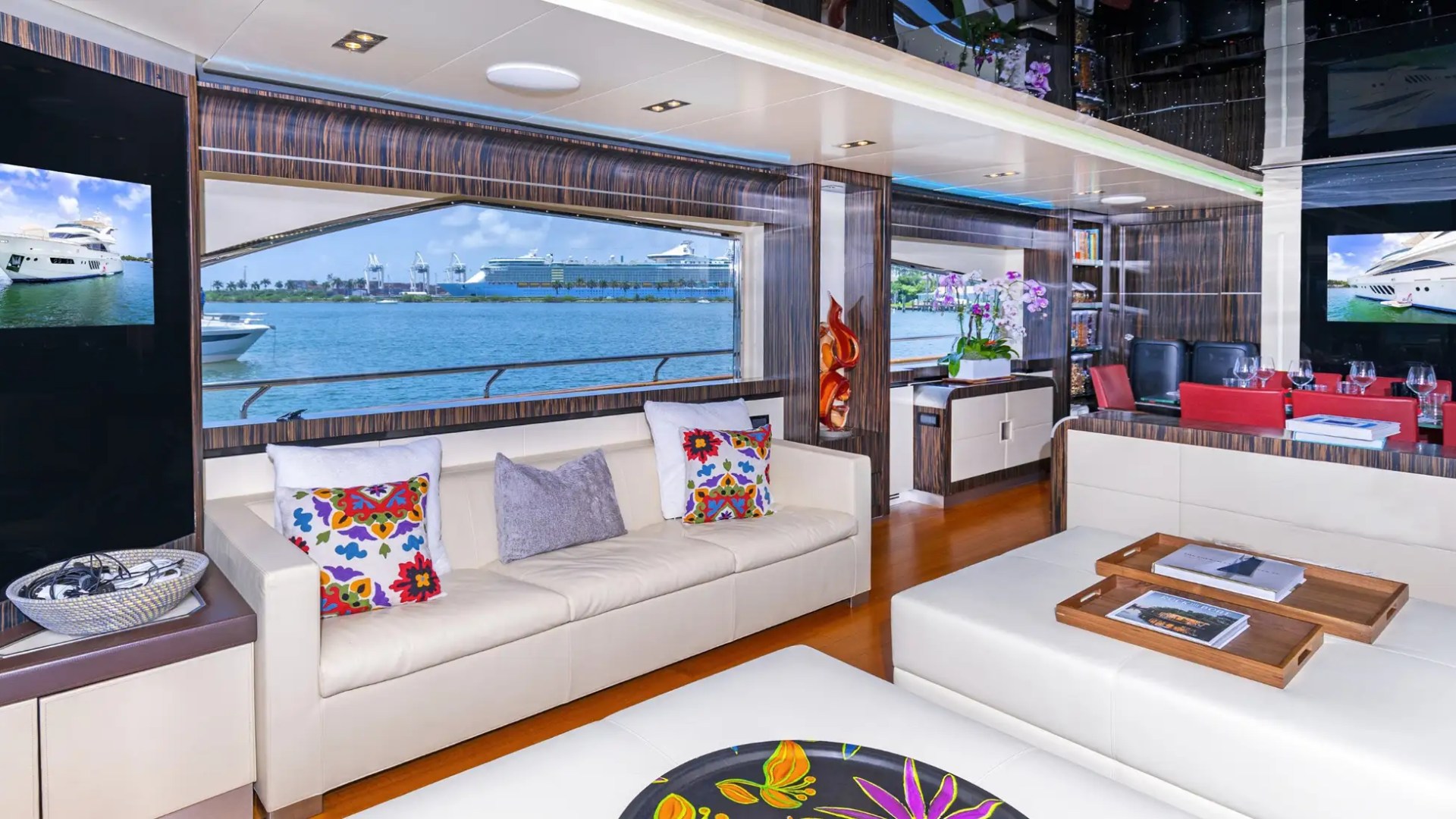 100' Dominator - Yacht Rental in Miami Beach, Florida