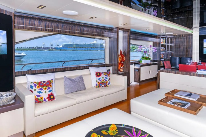 100' Dominator - Yacht Rental in Miami Beach, Florida