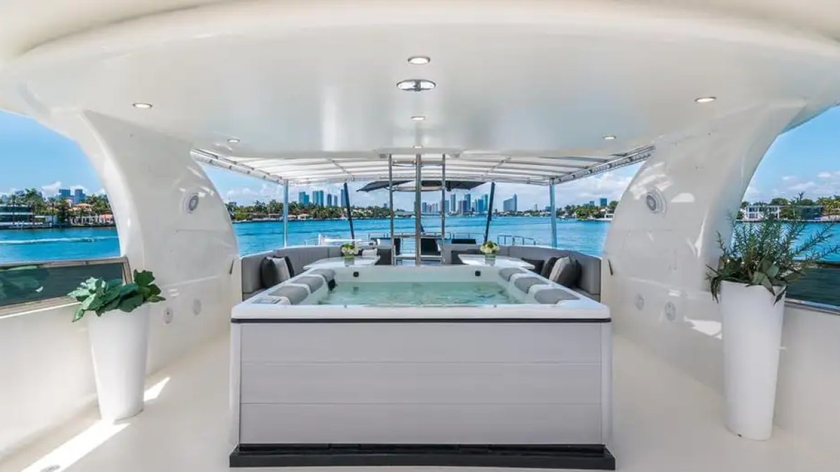110' Horizon - Yacht Rental in Miami Beach, Florida