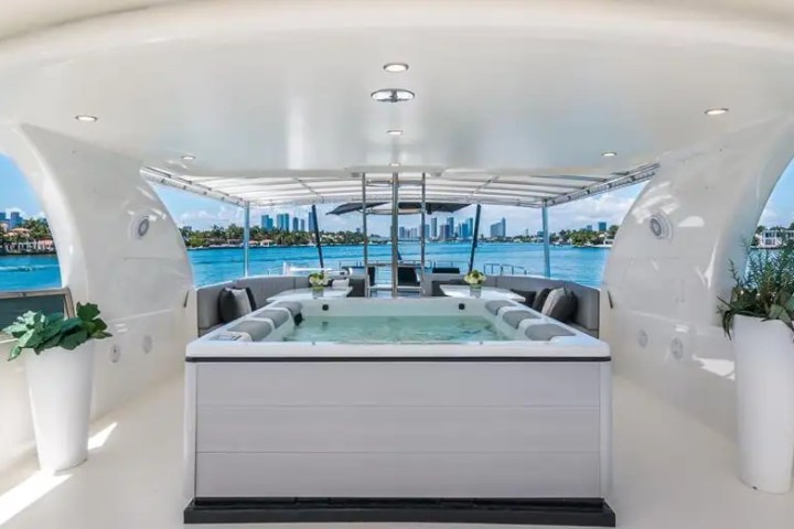110' Horizon - Yacht Rental in Miami Beach, Florida