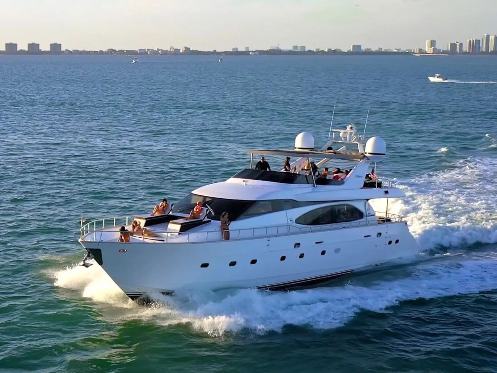 85′ Azimut action shot Miami – image 14