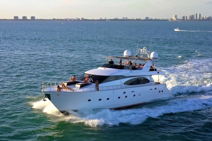 85′ Azimut action shot Miami – image 14