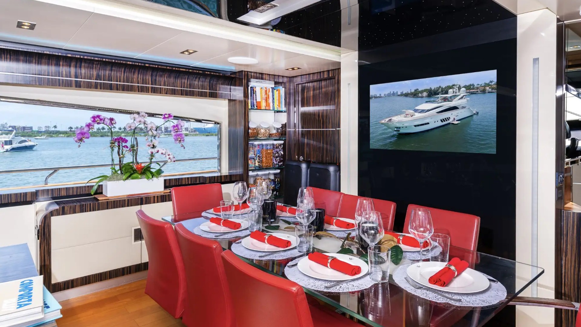 100' Dominator - Yacht Rental in Miami Beach, Florida