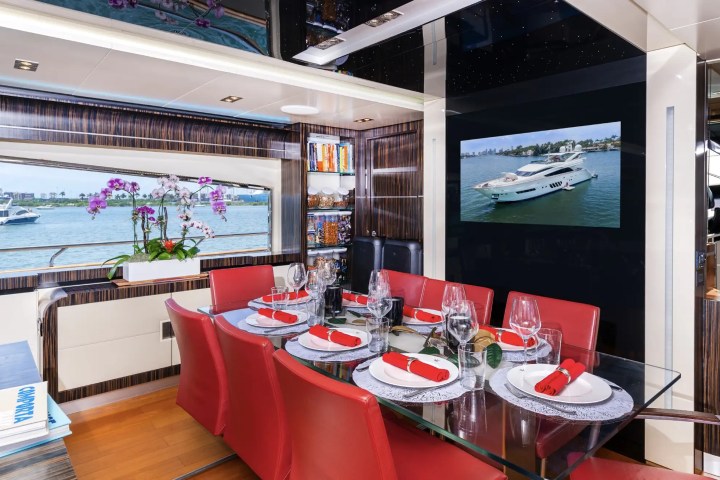 100' Dominator - Yacht Rental in Miami Beach, Florida
