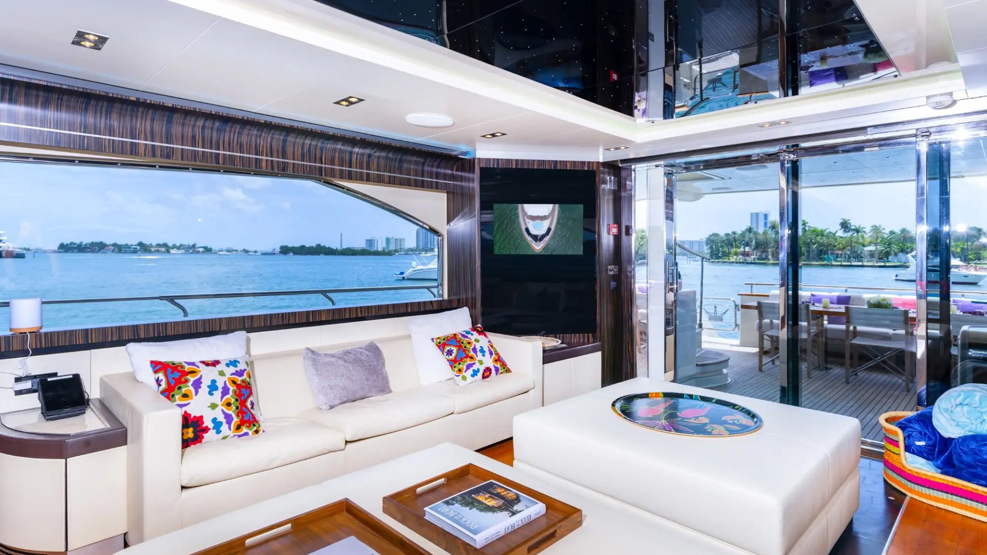 100' Dominator - Yacht Rental in Miami Beach, Florida