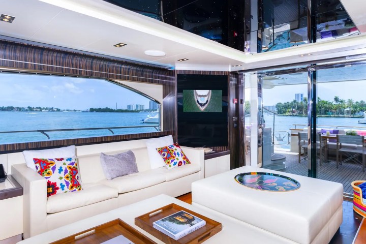 100' Dominator - Yacht Rental in Miami Beach, Florida
