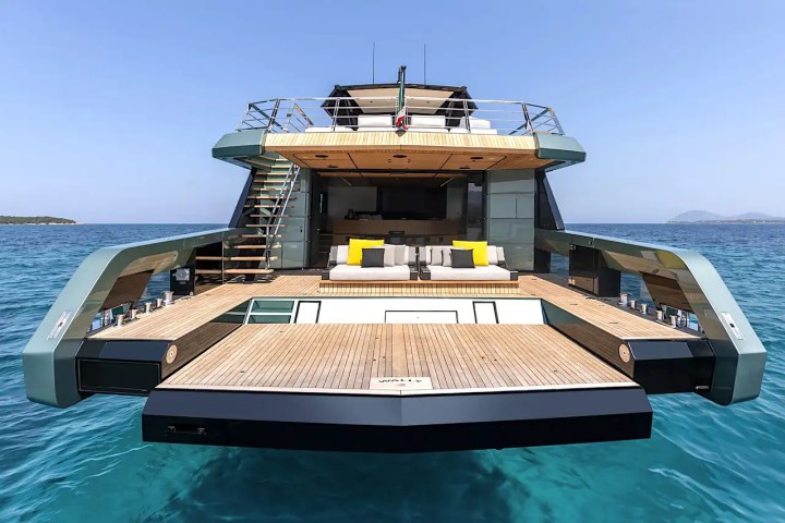 85′ Wally foredeck lounge Miami – image 02