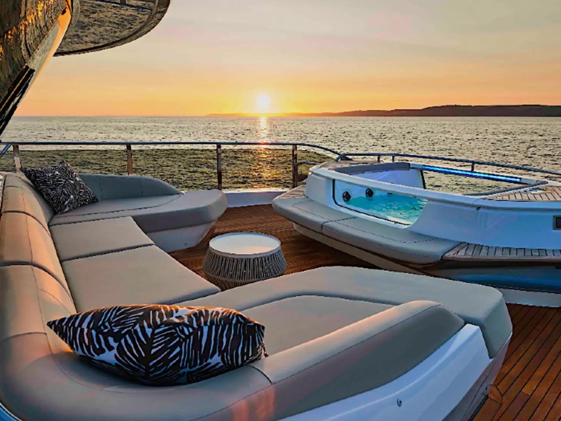 Flybridge jacuzzi on 100′ Princess Miami