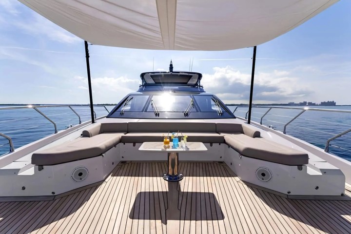 88′ Azimut foredeck lounge Miami – image 02
