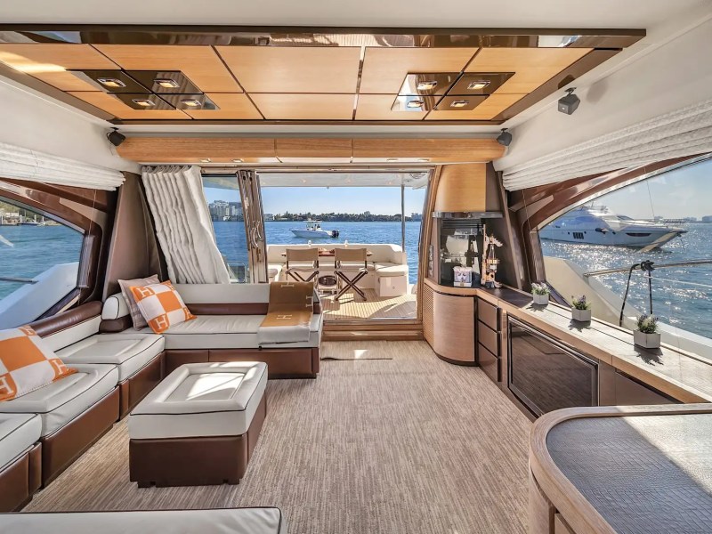 70′ Azimut foredeck lounge Aventura