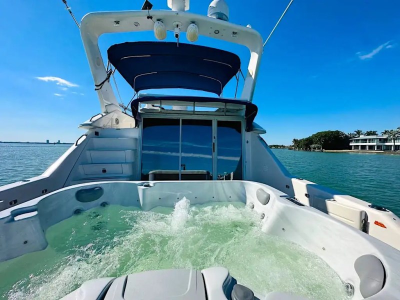 48' SeaRay boat aft deck jacuzzi at anchor Miami Beach