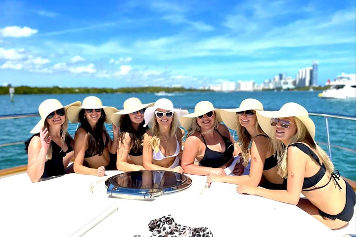 45′ Austin Parker foredeck sunpads Miami