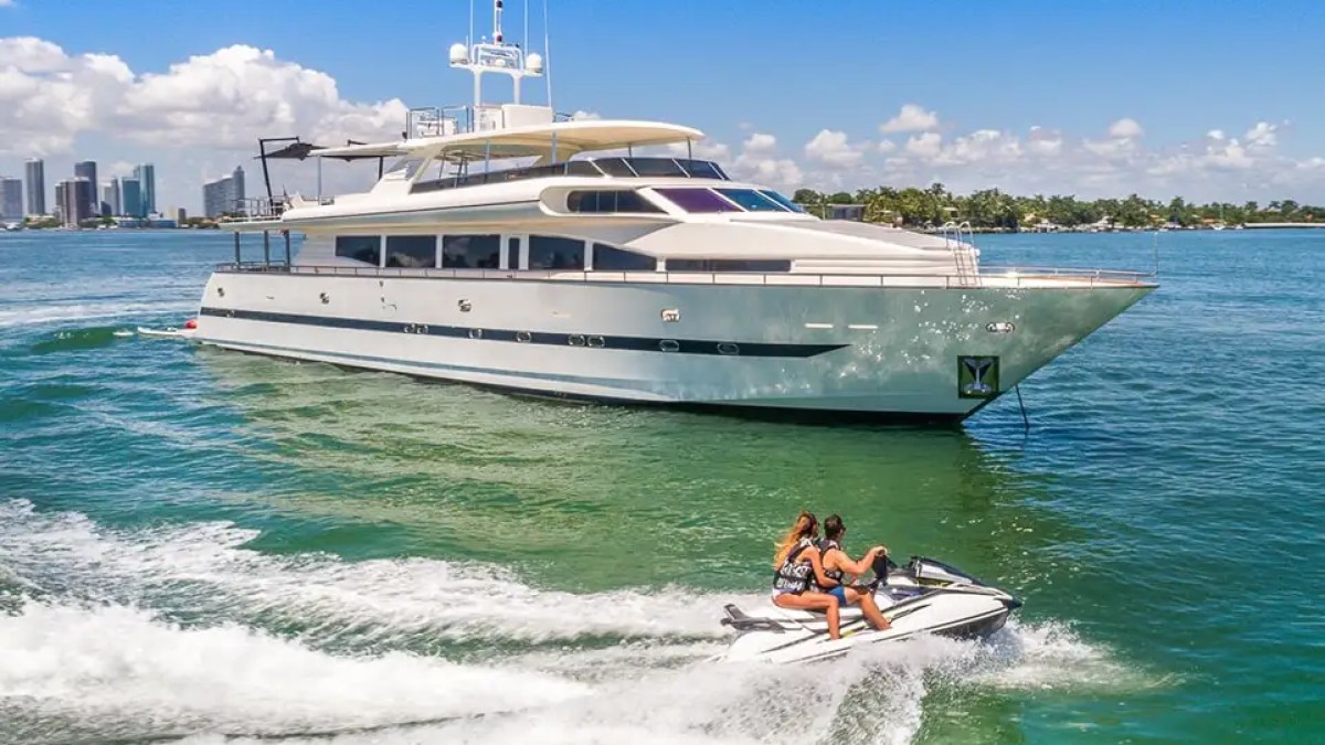 110' Horizon - Yacht Rental in Miami Beach, Florida