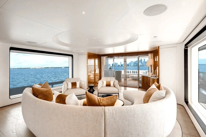 118' Azimut - Yacht Rental in Miami, Florida