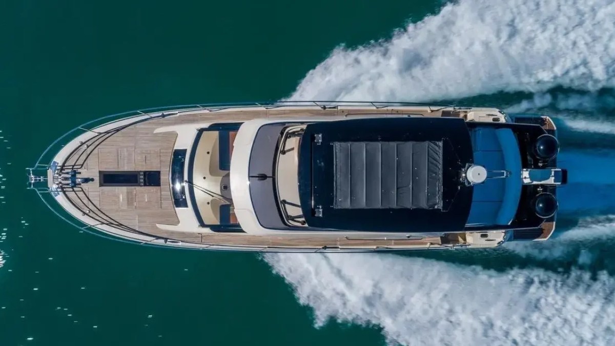 62′ Beneteau main salon interior Aventura