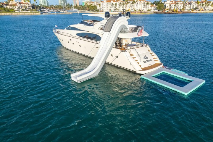 90' Azimut - Yacht Rental in Miami Beach, Florida