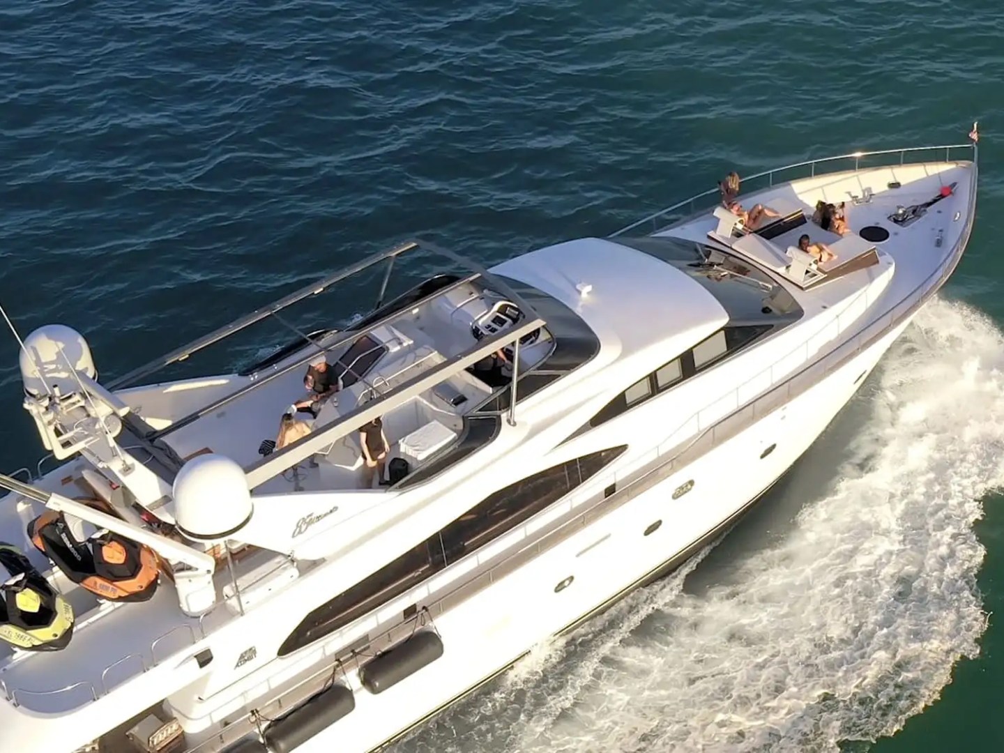 85′ Azimut evening deck ambiance Miami – image 15