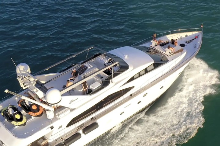 85′ Azimut evening deck ambiance Miami – image 15