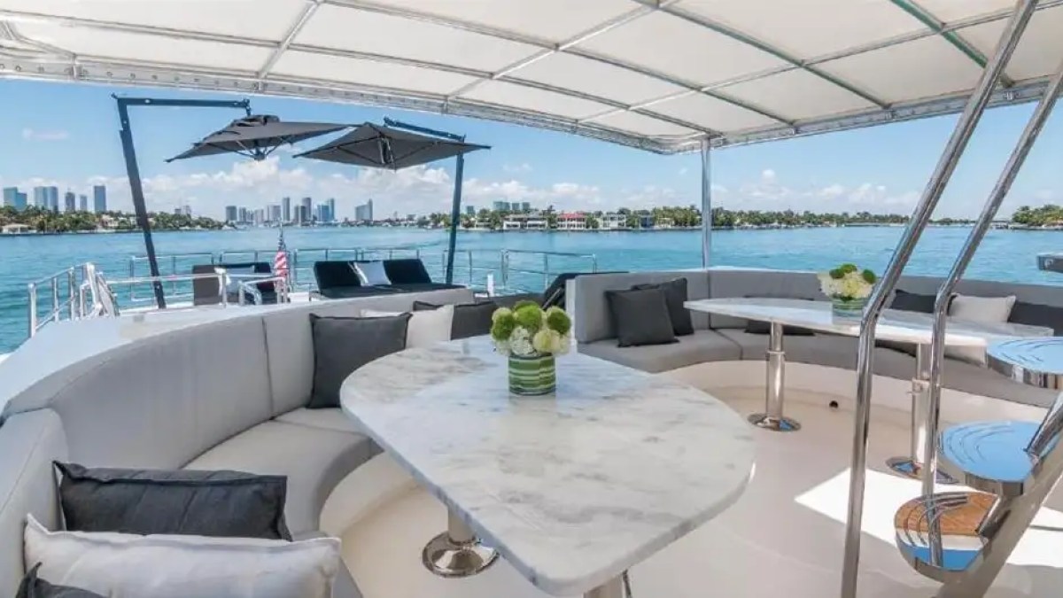 110' Horizon - Yacht Rental in Miami Beach, Florida