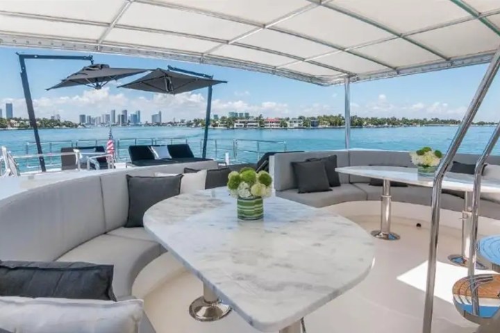 110' Horizon - Yacht Rental in Miami Beach, Florida