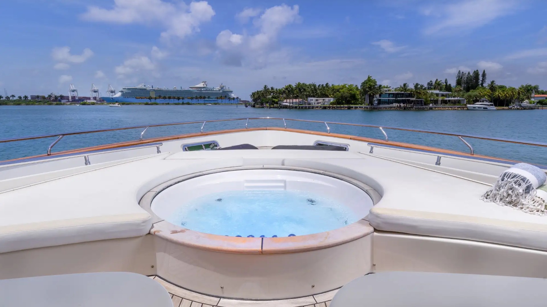 100' Dominator - Yacht Rental in Miami Beach, Florida