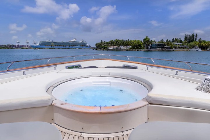 100' Dominator - Yacht Rental in Miami Beach, Florida