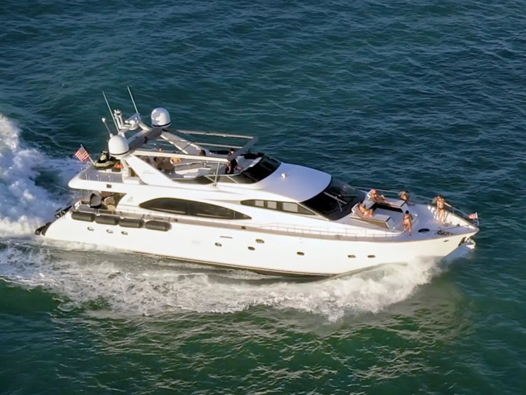 85′ Azimut family charter moments Miami – image 16
