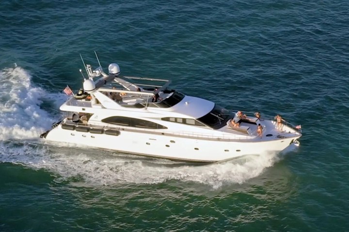 85′ Azimut family charter moments Miami – image 16