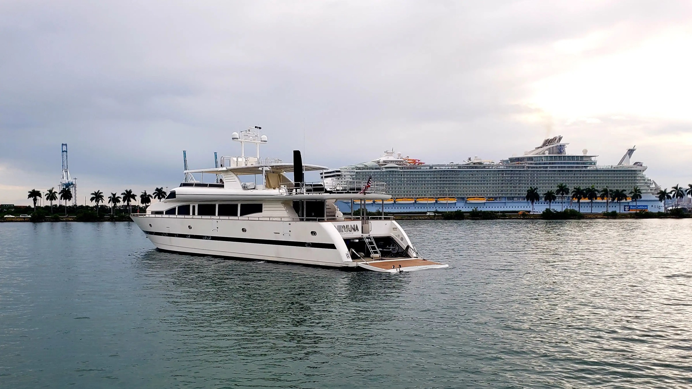 110' Horizon - Yacht Rental in Miami Beach, Florida