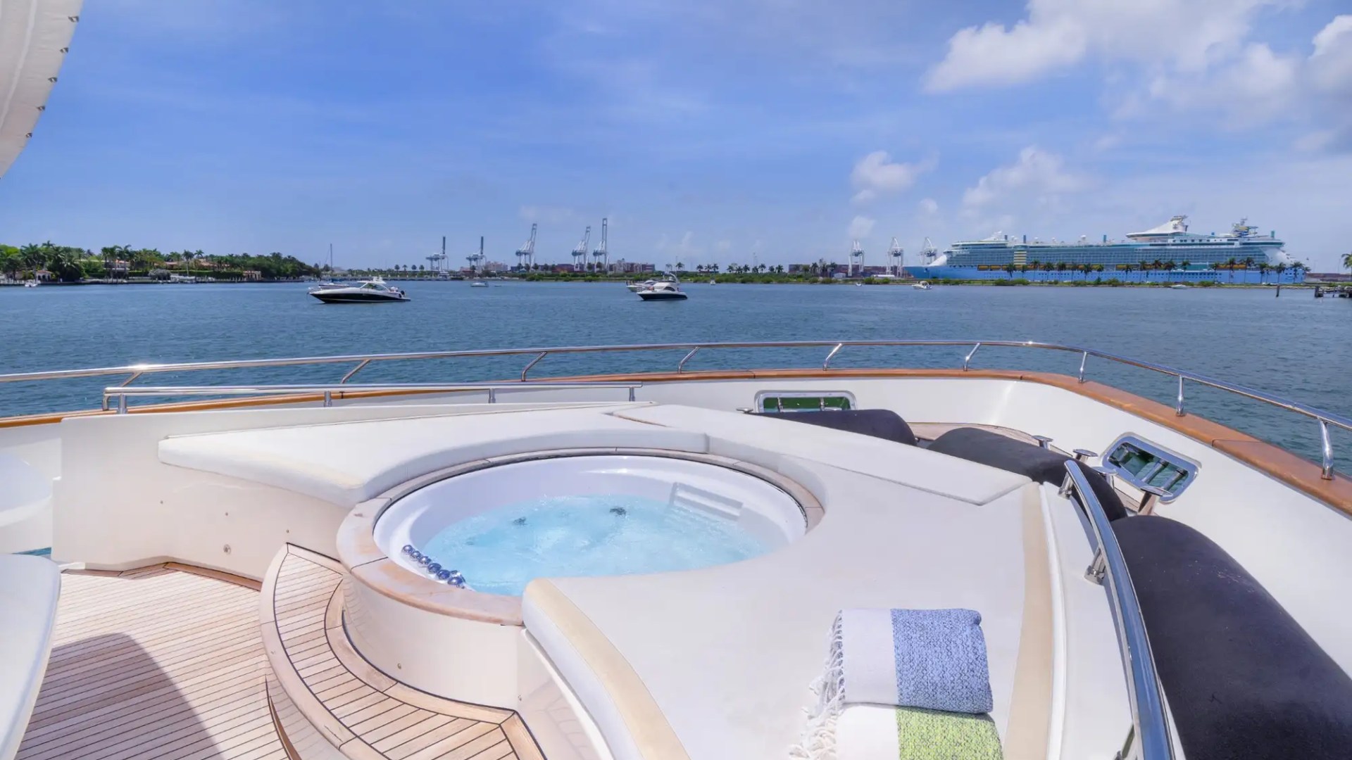 100' Dominator - Yacht Rental in Miami Beach, Florida