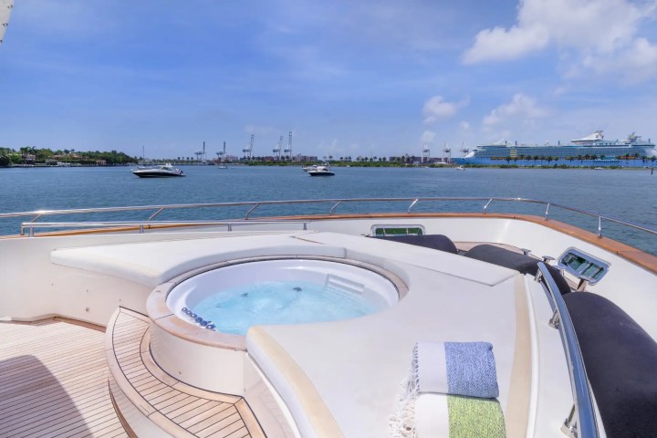 100' Dominator - Yacht Rental in Miami Beach, Florida