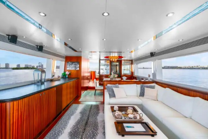 85' Horizon - Yacht Rental in Palm Beach, Florida