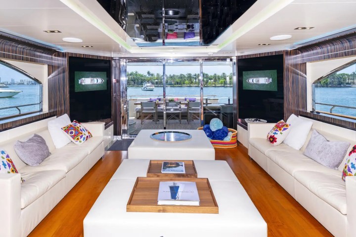 100' Dominator - Yacht Rental in Miami Beach, Florida