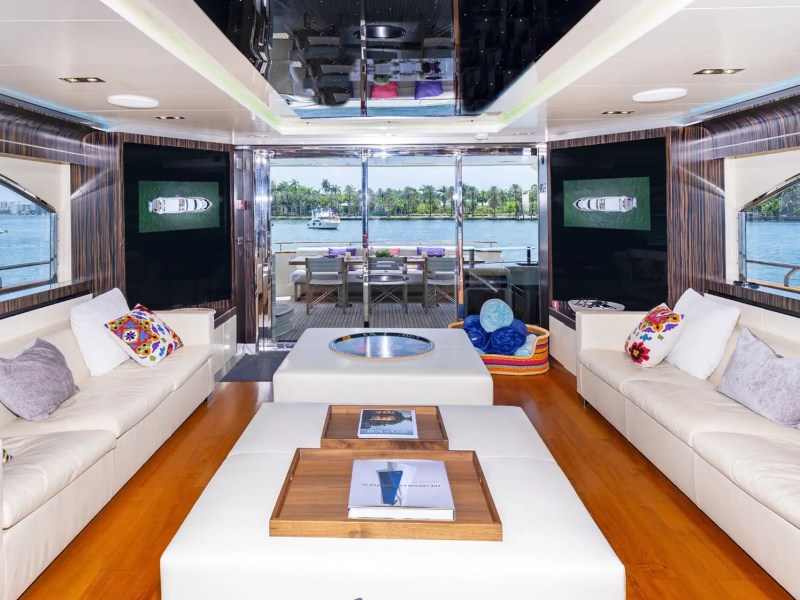 100' Dominator - Yacht Rental in Miami Beach, Florida