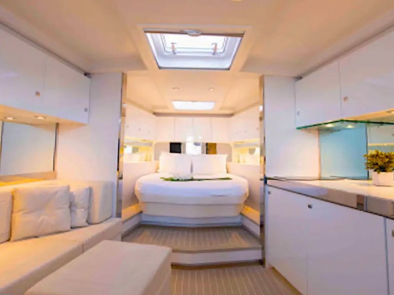 55′ VanDutch yacht forward stateroom berth